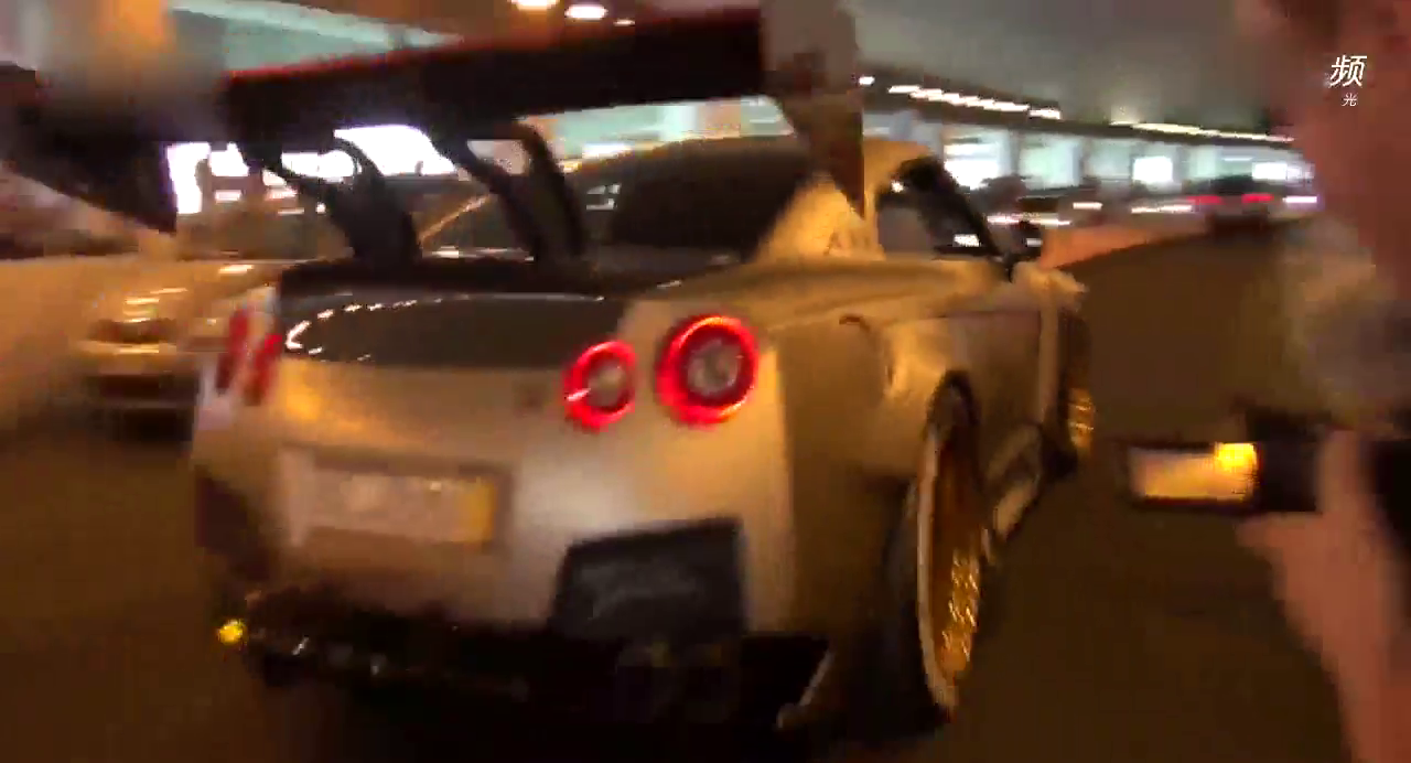 小伙买超级跑车出来浪摆，一天挨三顿都是轻的！