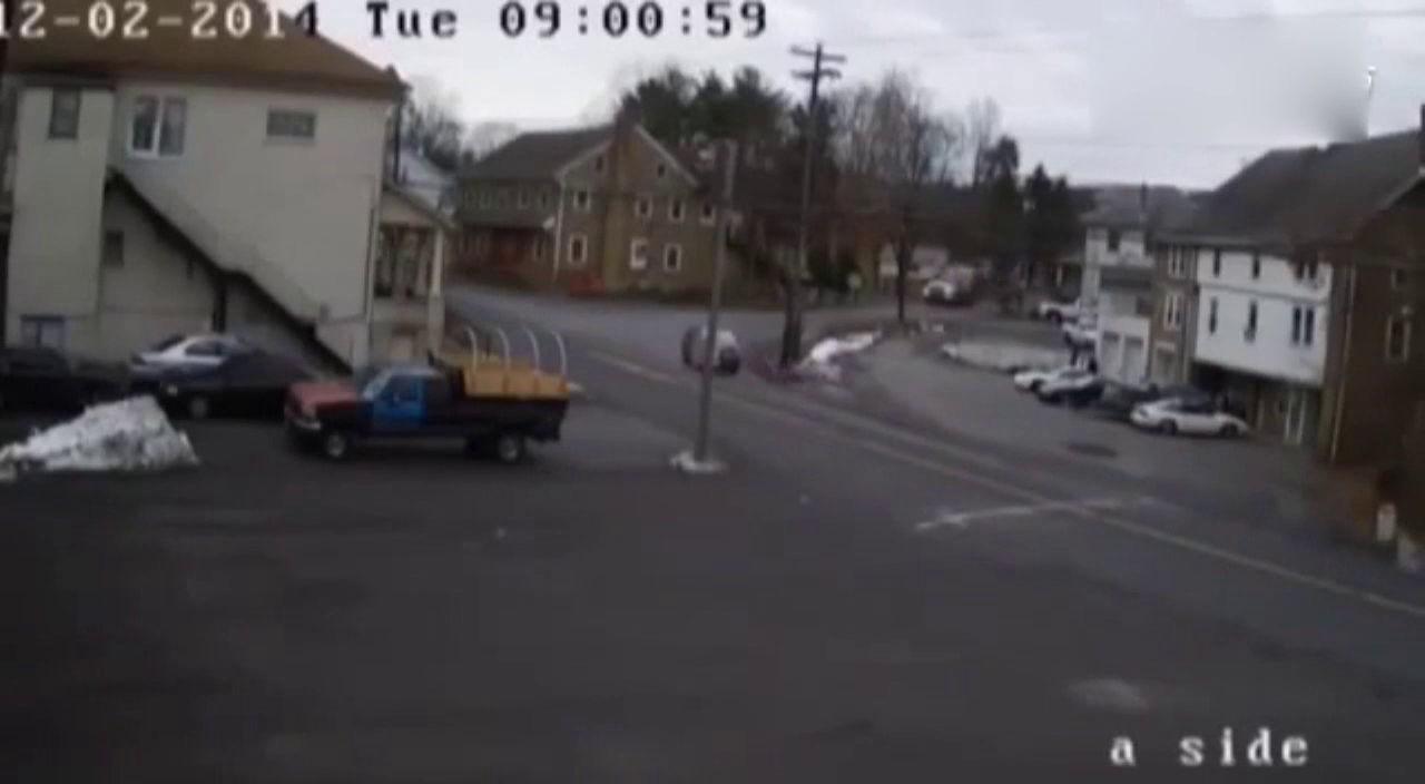 瞬间变肉饼 各类超恐怖卡车事故合辑