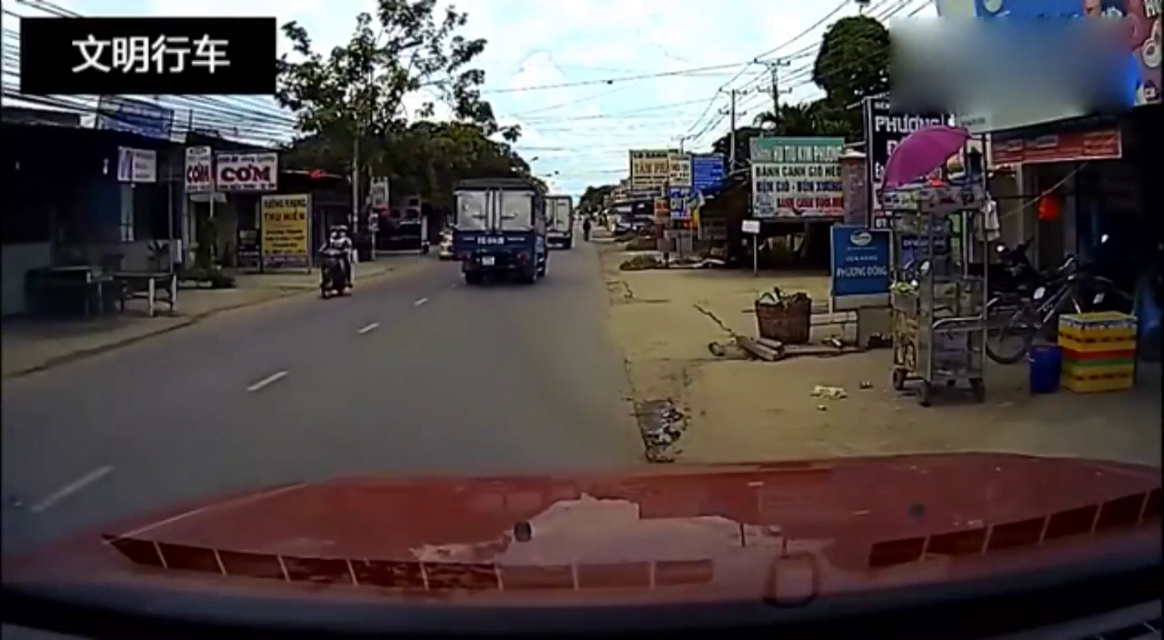 这么惨烈的事故，责任在于谁？摩托车、面包车还是出租车