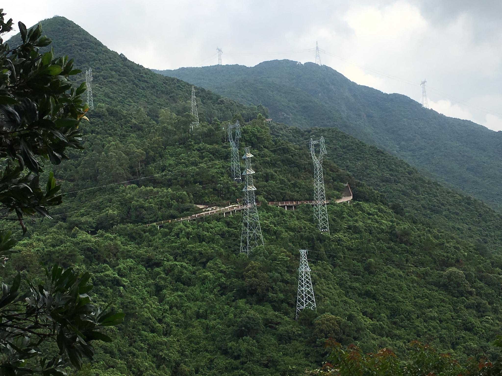 广东观音山国家森林公园里的高压电网群
