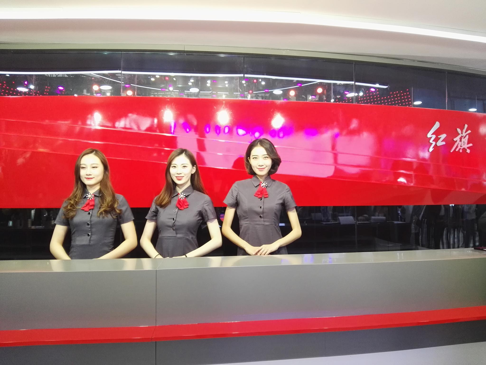 汽车展上的车模们，知道她们背后的辛酸故事吧（原创）