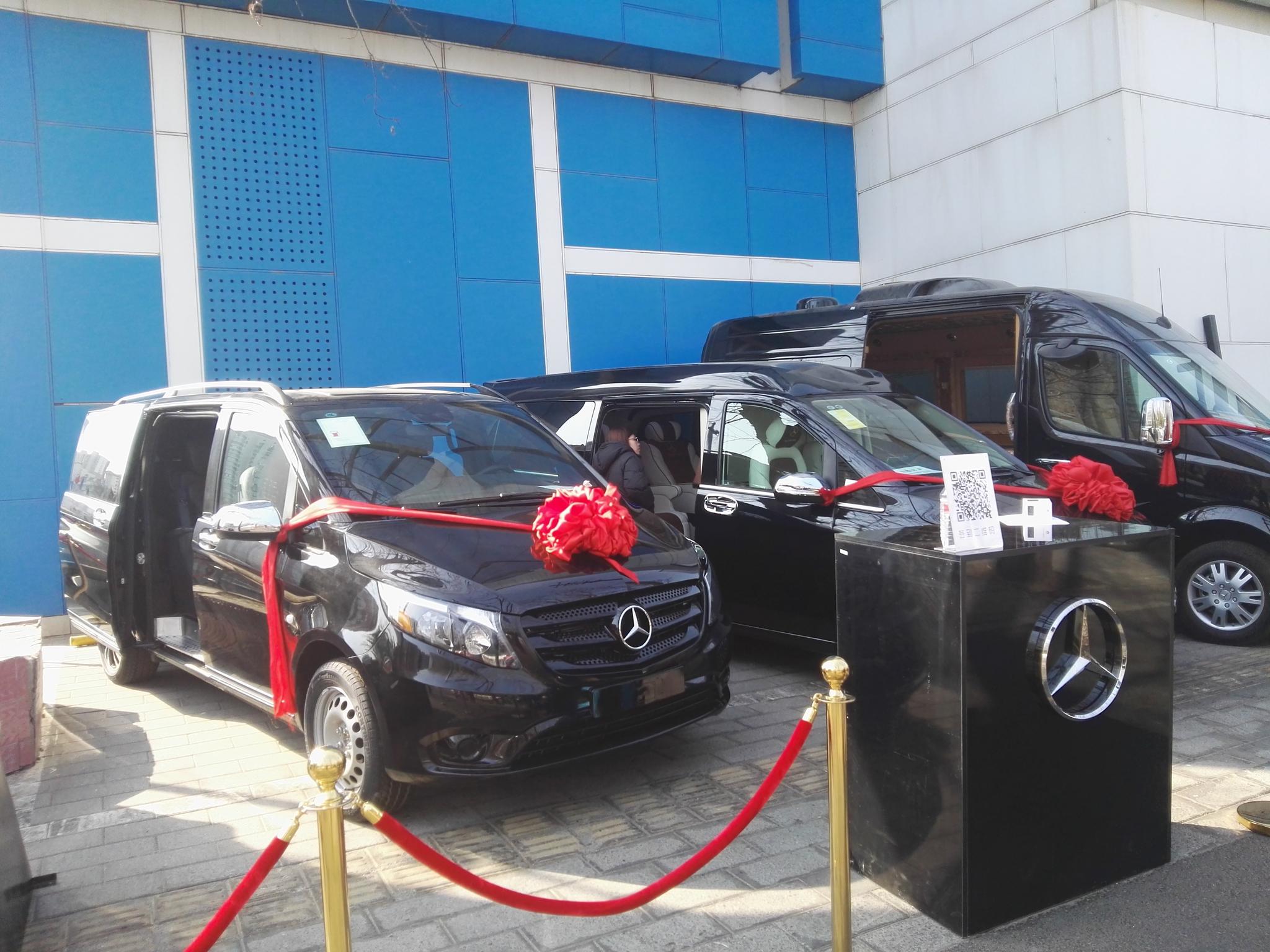 为什么奔驰车展上都有红花，是为了吸引消费者关注度吧（原创）