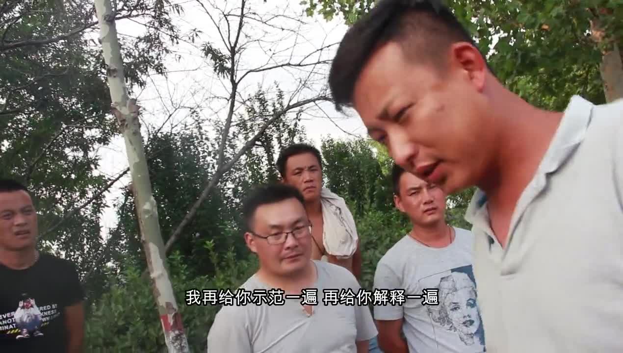 学员练车之余，资深教练再次示范直行行驶，并强调驾考技巧