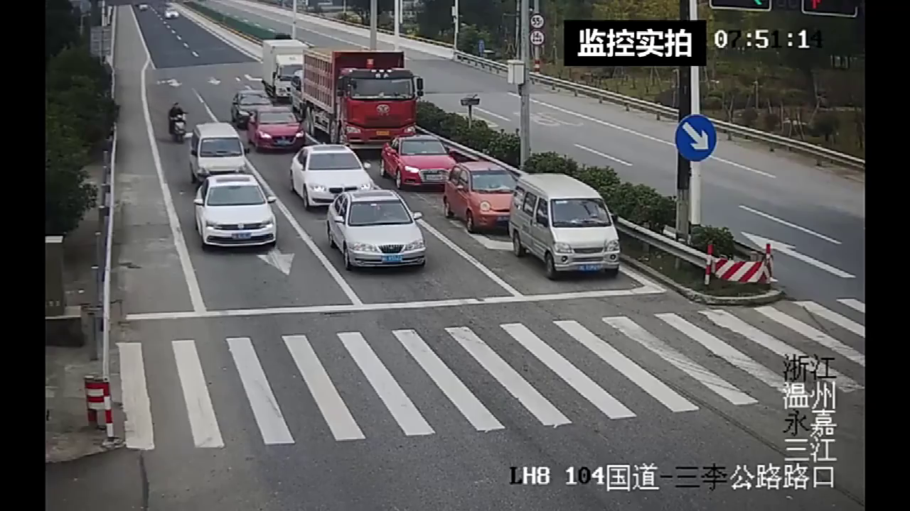 电动车司机太天真了，竟敢这样和大货车抢道，监控拍下危险瞬间