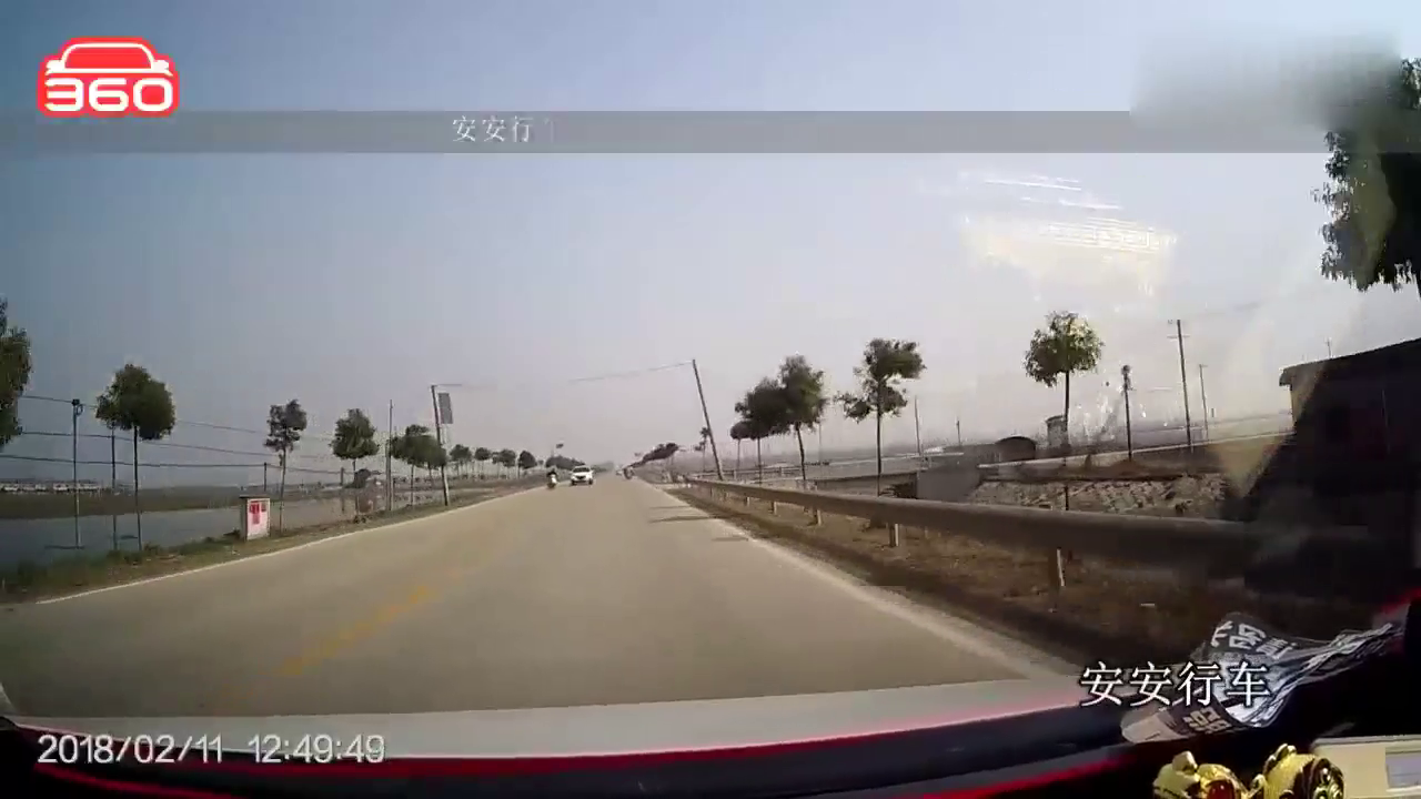 不看后视镜的电动车，结局很悲伤