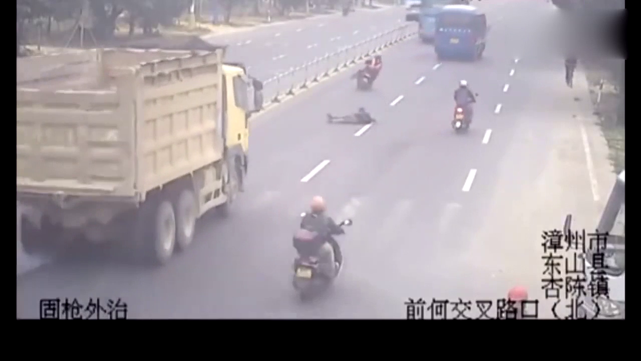 交通安全警示：像这起交通事故，到底谁之过？