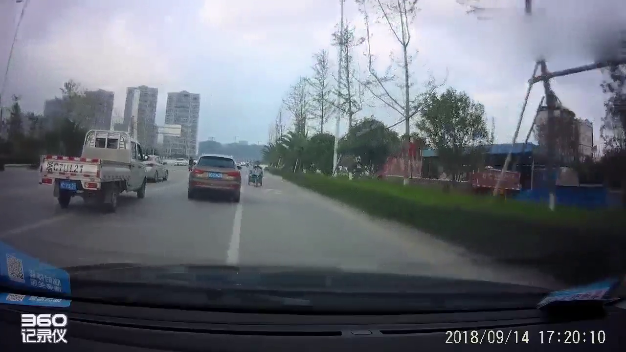 三轮车逆行冲来，右侧又被电动车“阻击”，记录仪拍下惊险全程