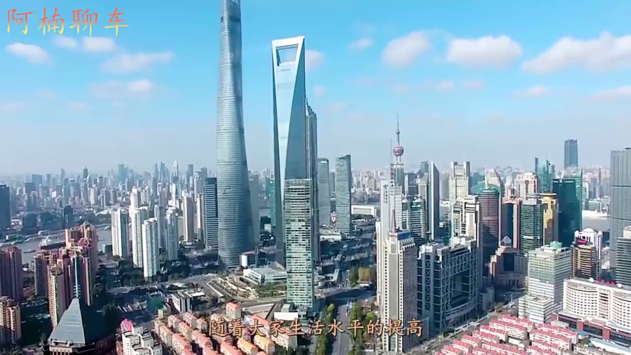 电动车闯红灯都不安分，原地等死挑衅大货车，司机直接成全了他