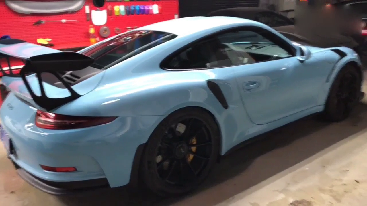 保时捷GT3RS，可以下赛道也可以上公路的跑车
