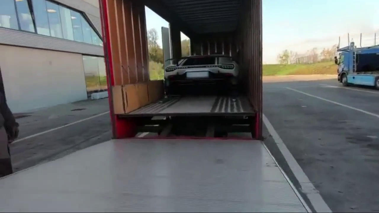 土豪订购3000万的超级跑车刚到货，就连迈凯伦P1都靠边站