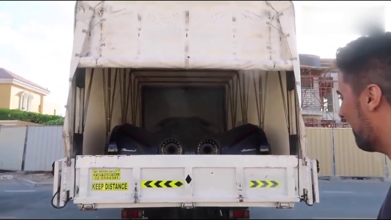 小伙新买了一辆超级跑车，排气管霸气侧漏！