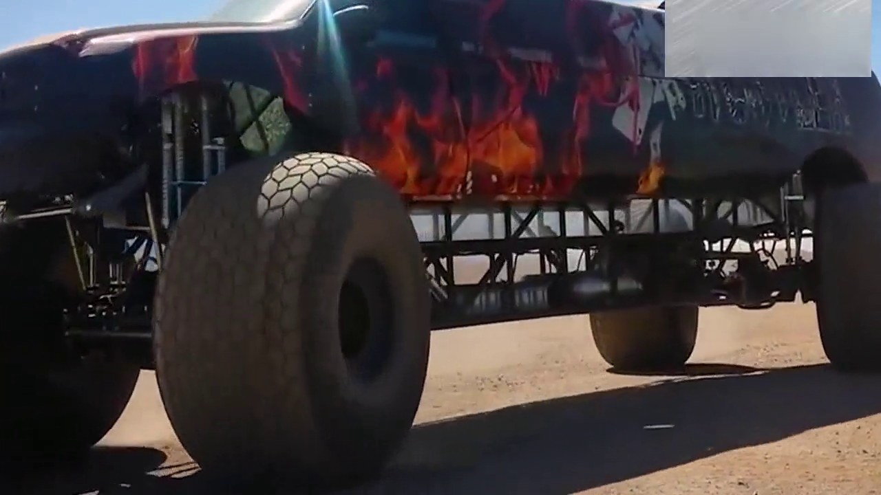 土豪驾驶花费600万的改装车，进入沙漠后才知道多霸气！