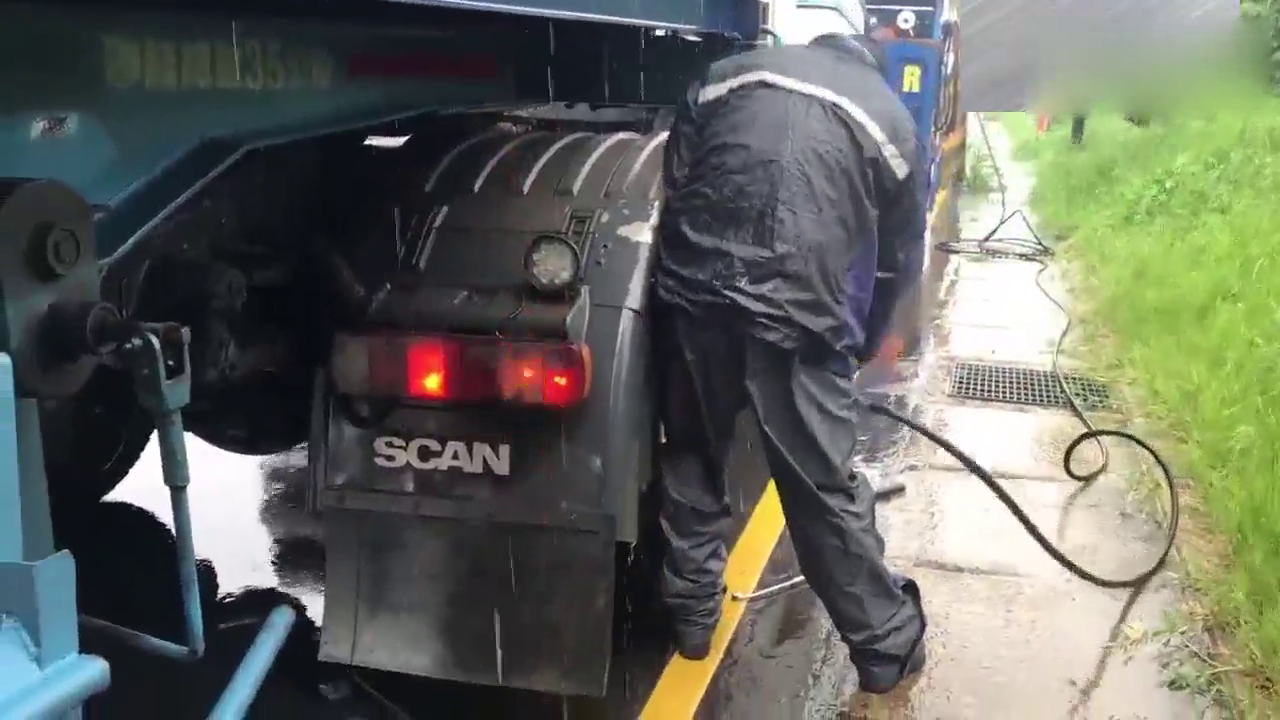 在雨中换卡车轮胎 几种声音汇集在一起 听着感觉很有意思