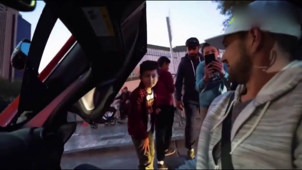 小伙开着新买的超级跑车上街，路人的反应亮了！