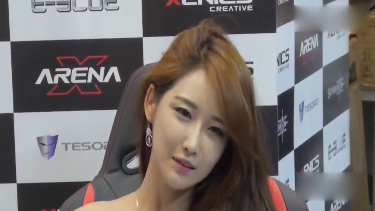 车展界很多人都熟悉的漂亮小姐姐，有种恋爱的感觉！