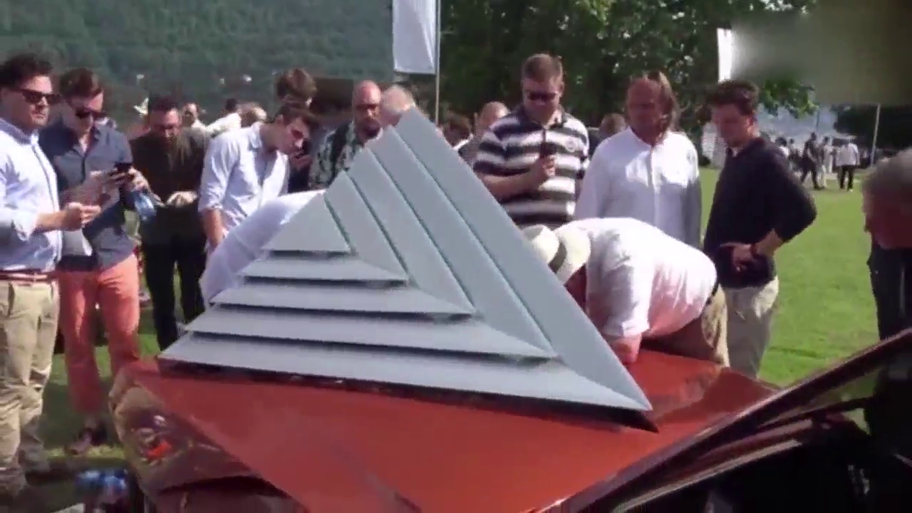 这跑车造型真拉风，就是没有后视镜，上车很麻烦