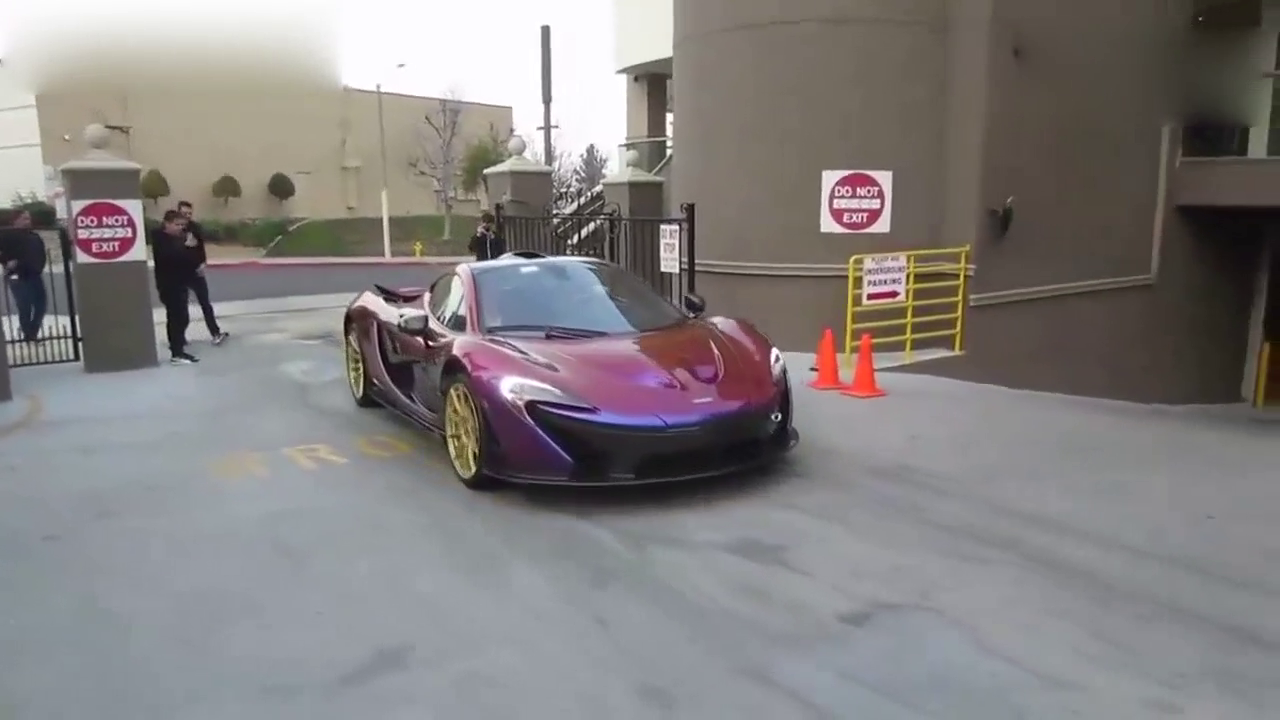 相当的拉风 蓝紫色炫酷迈凯伦P1跑车