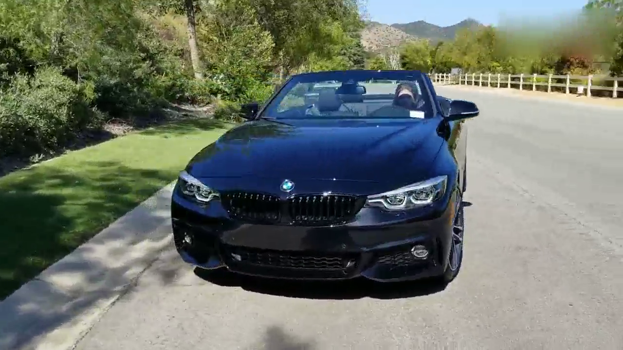 销售展示宝马440i敞篷跑车，汽车好不好不知道，就知道后备箱挺炫