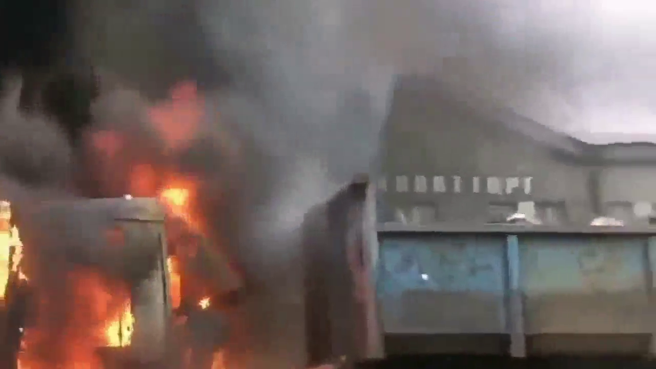 重型卡车起火自燃 小轿车高速上逆行 铲车街头失控 离奇车祸