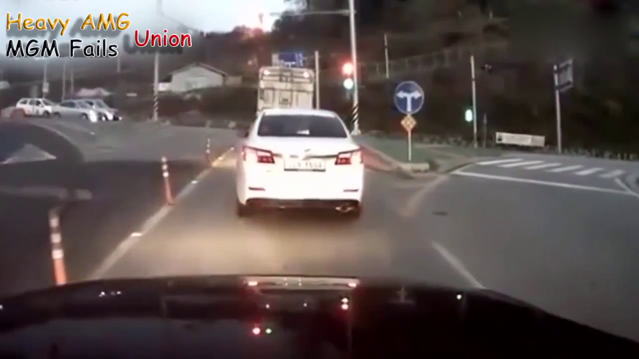 重型卡车惊险交通事故 敢往卡车前加塞真是嫌命大 卡车交通意外