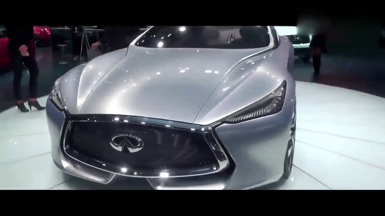 银色英菲尼迪在车展上进行展出 外观设计时尚吸引人