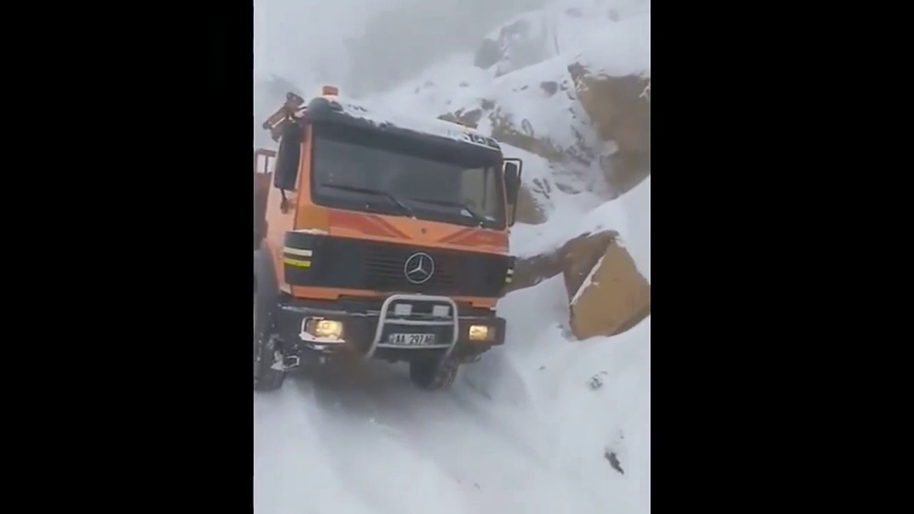 极端道路上驾驶卡车