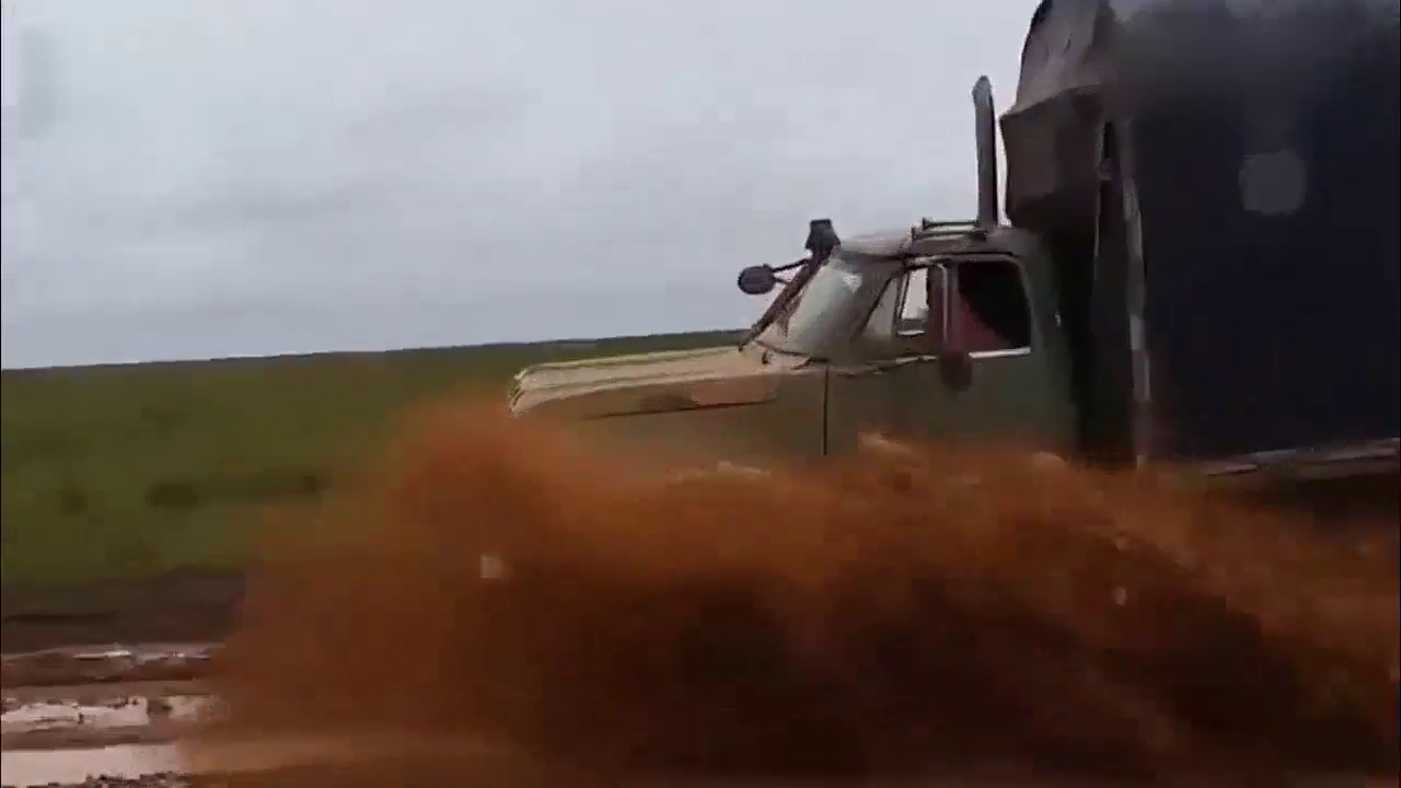 泥泞道路上最好的卡车司机