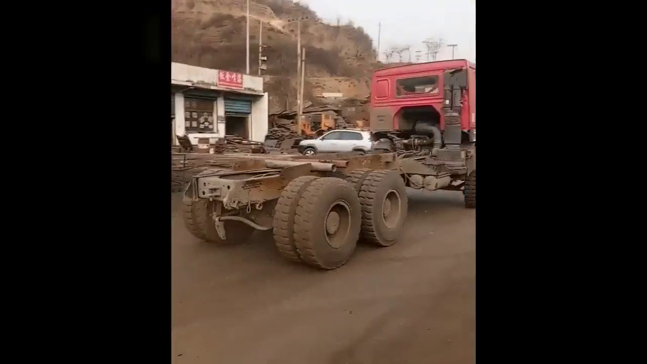 汽车脱节，卡车司机竟然亳无觉察