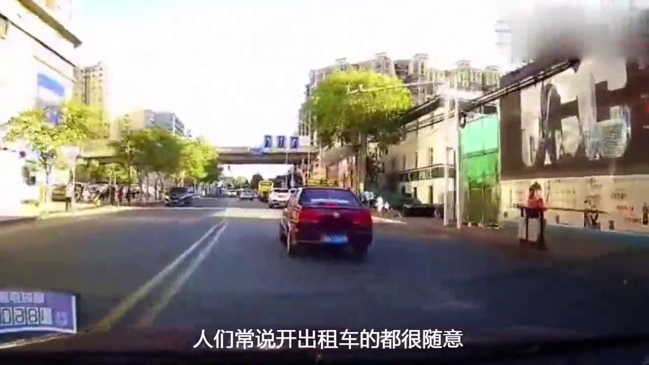 这出租车真任性！想掉头就一把方向，结果被撞的直接利落！