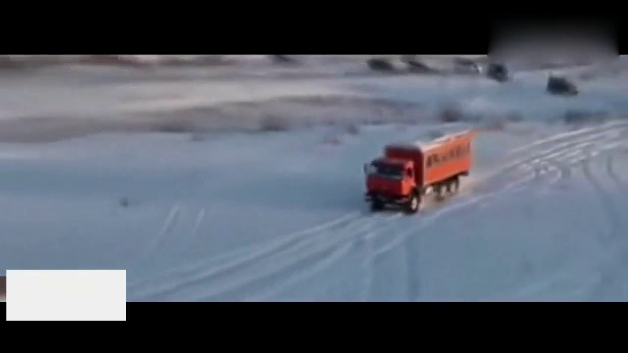 惊心动魄！开卡车爬坡玩漂移 ！