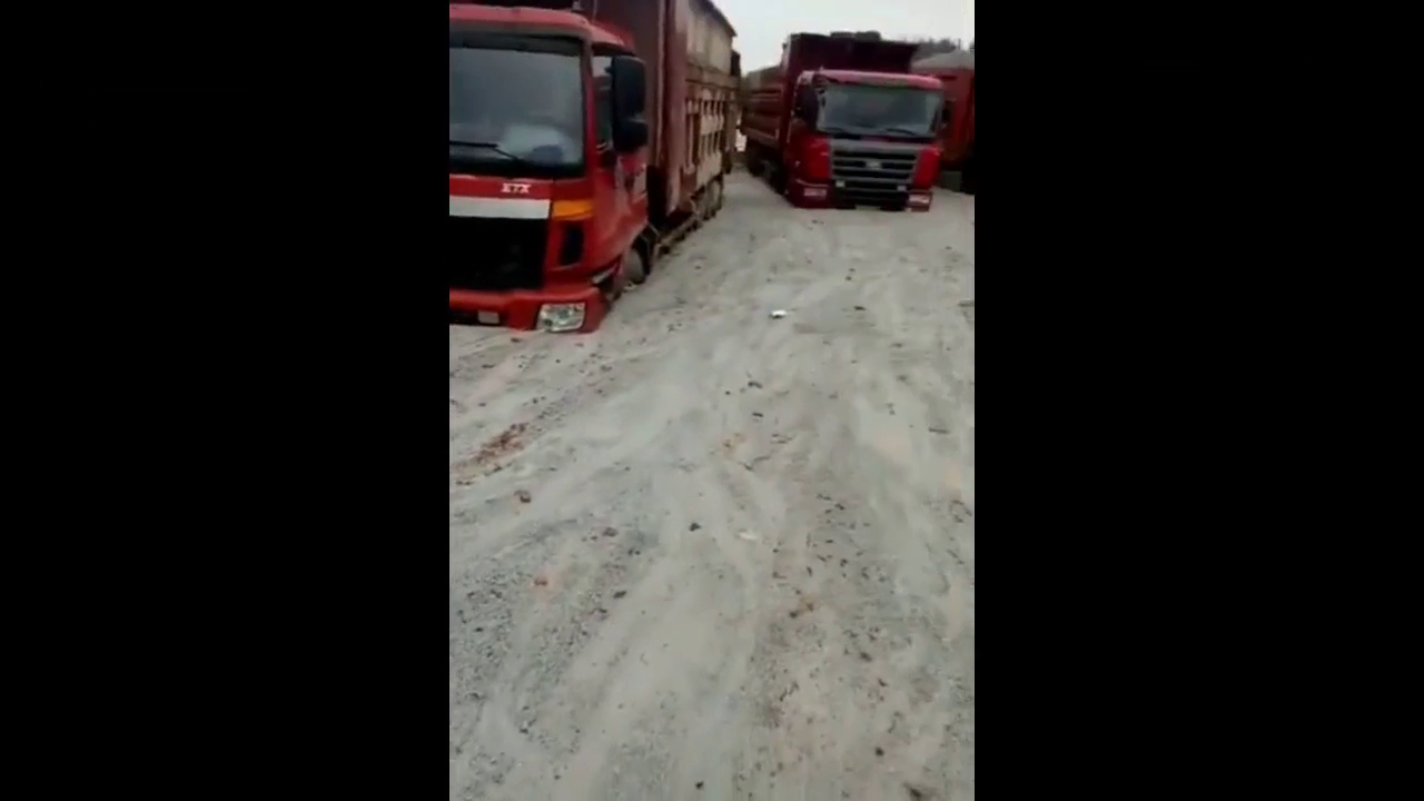 这么多卡车都被埋住了，壮观