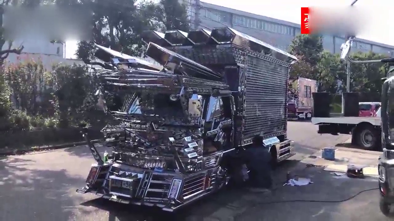 感受下日本大卡车的装饰，车头和车身全都装饰了