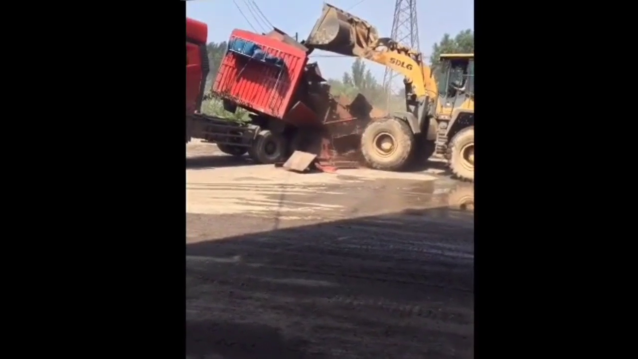 这一铲，把大卡车车身彻底铲断了！