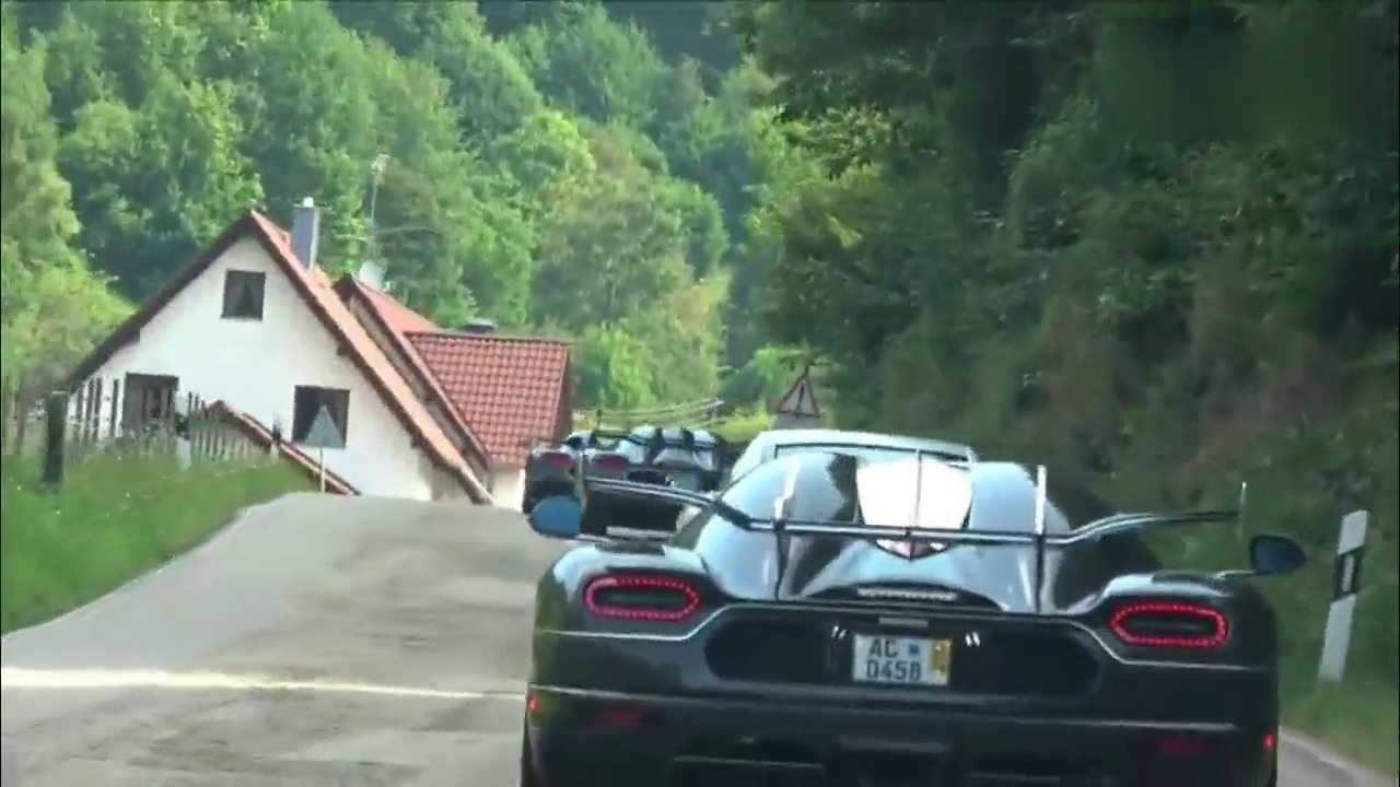 马路上的柯尼塞格超级跑车，就喜欢开车跟在跑车后面，看着过瘾