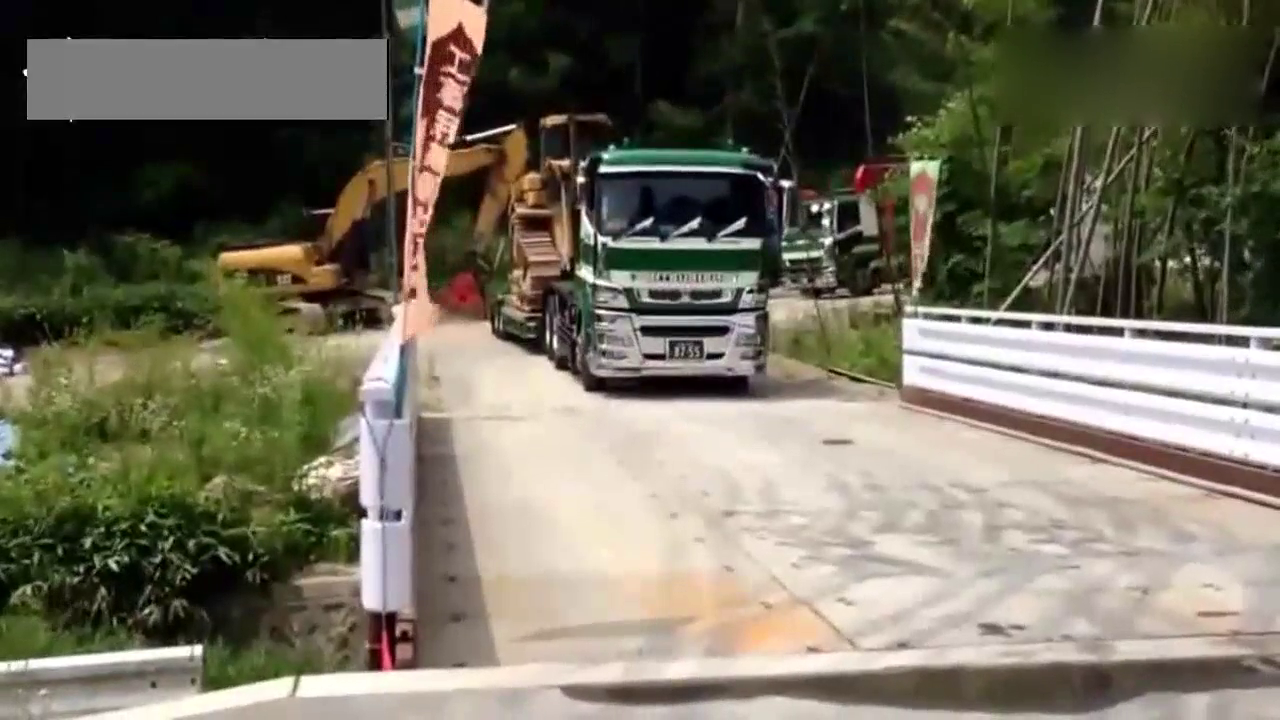 驾驶半挂卡车的司机下桥前先往后倒车，后来才知道他要干什么