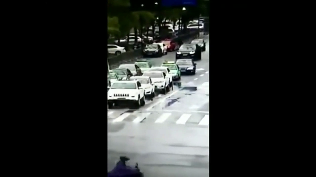 监拍：路虎追尾出租车，路虎没事，出租车秒变铁渣