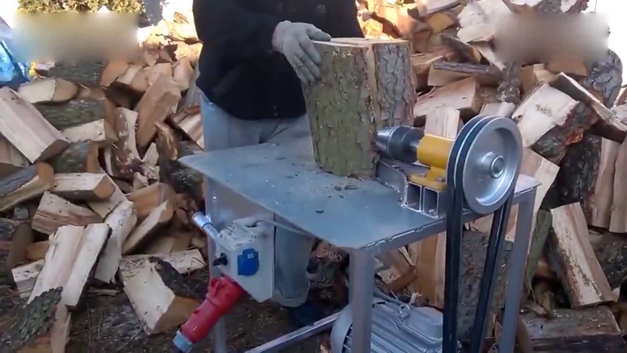 国外牛人发明的高效率劈柴机，不费力气，一天能劈一大卡车