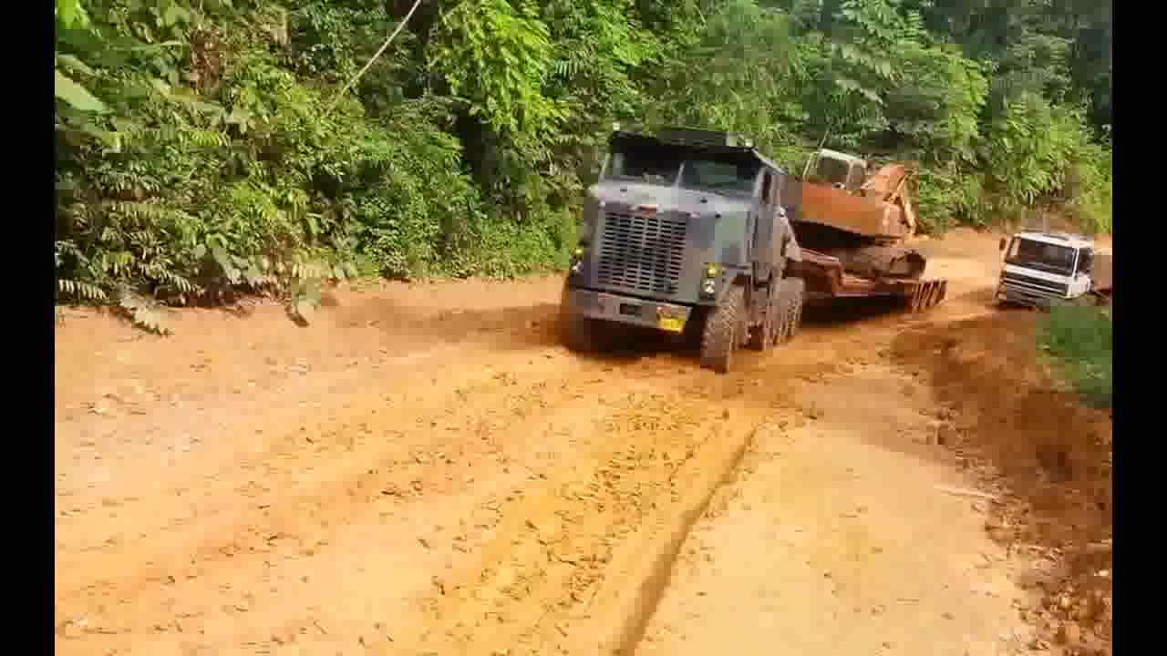 卡车司机在这么危险的路上还能拉这么多货物真是老司机王