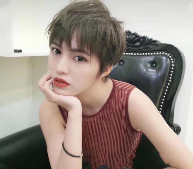 30美女剪露耳超短发会不会穿衣显瘦老?染色能显得女性