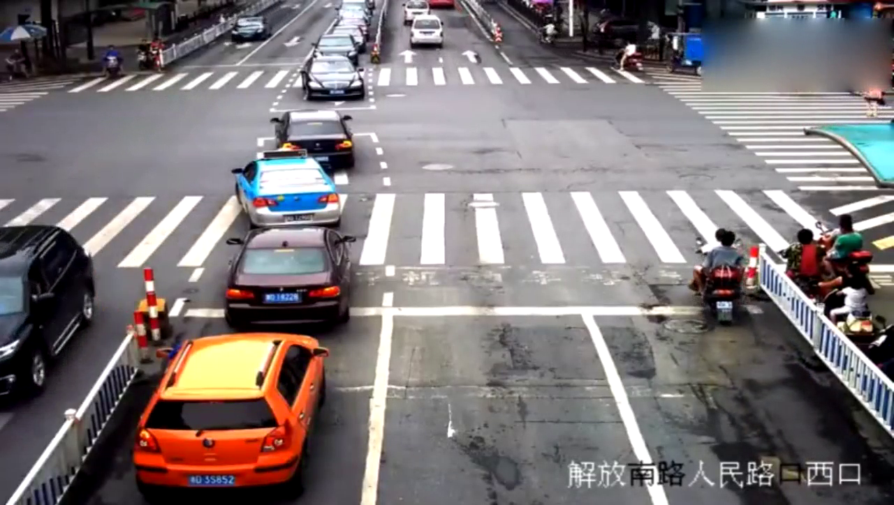 红灯还剩5秒时电动车闯了出去，惨被轿车撞飞