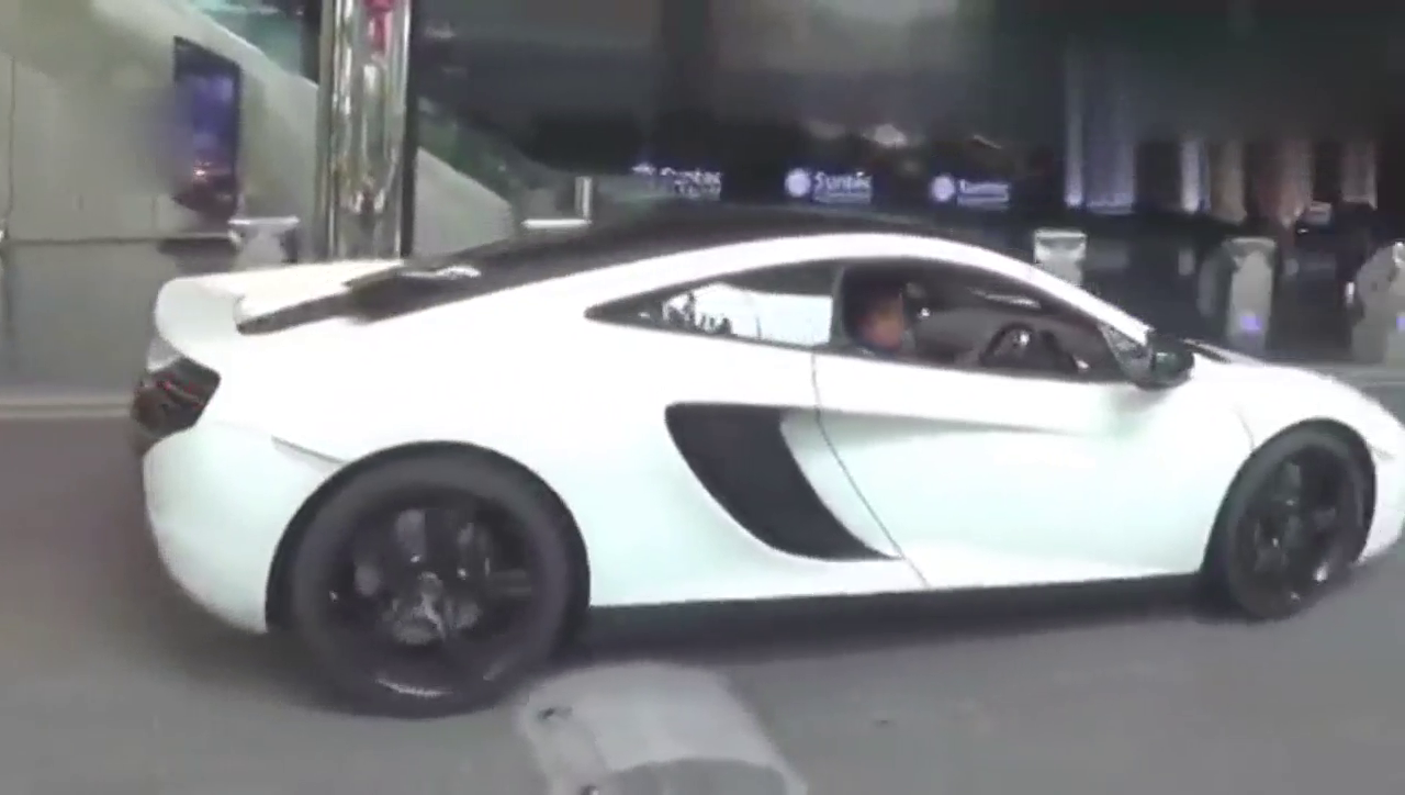 全球最快速的自然吸气引擎跑车，迈凯伦街头释放出狂野之声！