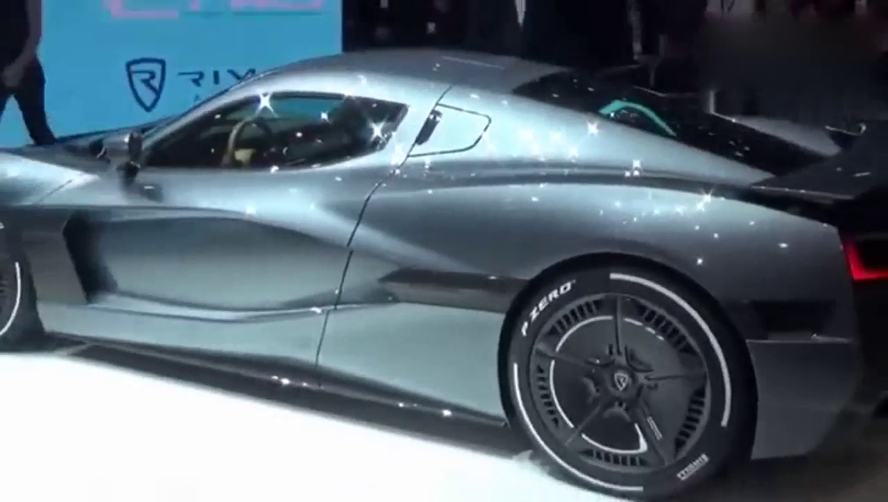 轻松击败布加迪的2000马力超级跑车，美女现场开车门都费劲