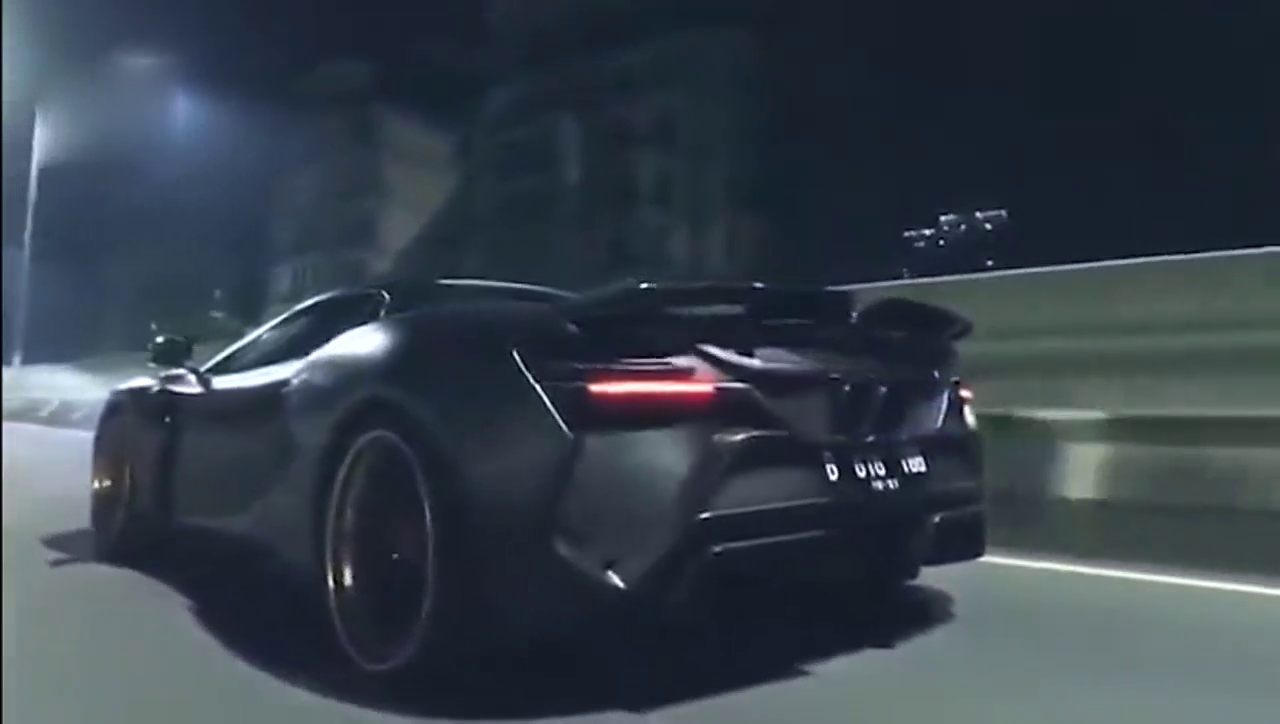 迄今为止最快的跑车迈凯轮，屁股都着火了，跑的能不快吗？