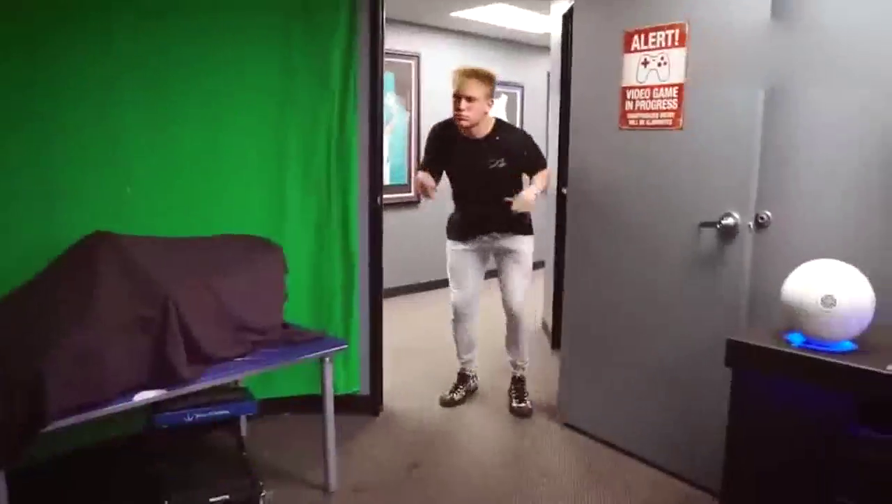 盼望已久的跑车终于到货了，拉开遮车布以后，车主蒙圈了！