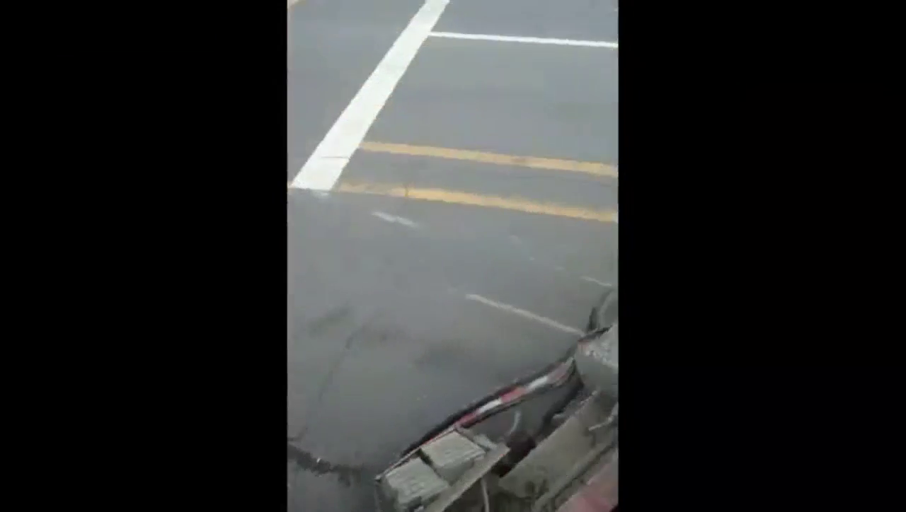 这小车真牛，卡车都给撞翻了