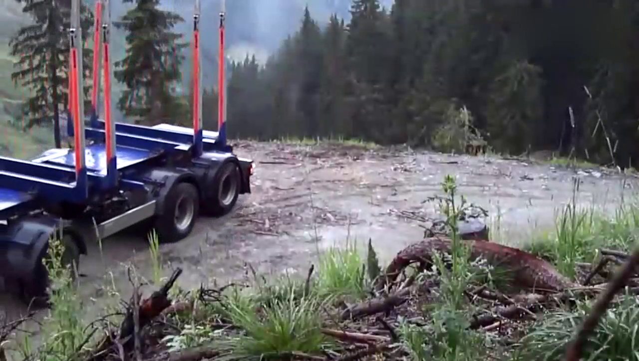 实拍：运送木材的沃尔沃FH16卡车在山路上调头