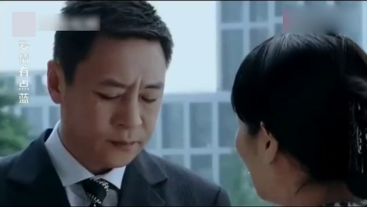 夫妻刚办完离婚，妻子话还没说完，美女开着跑车就过来了