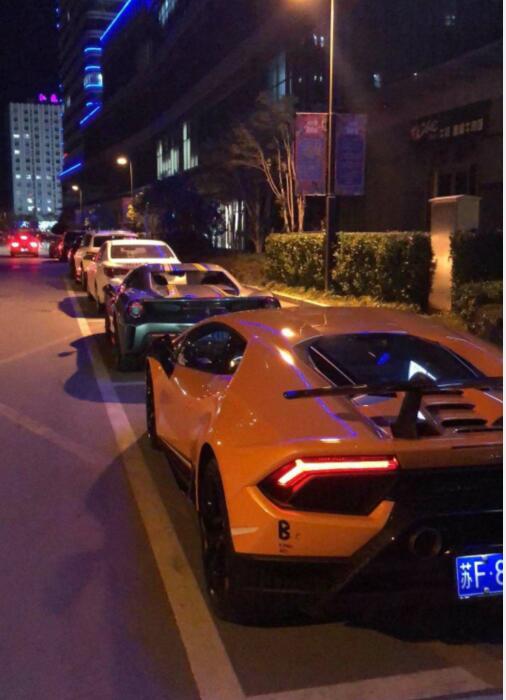 南通崇川区实拍超跑车友聚会，停路边回头率100%！