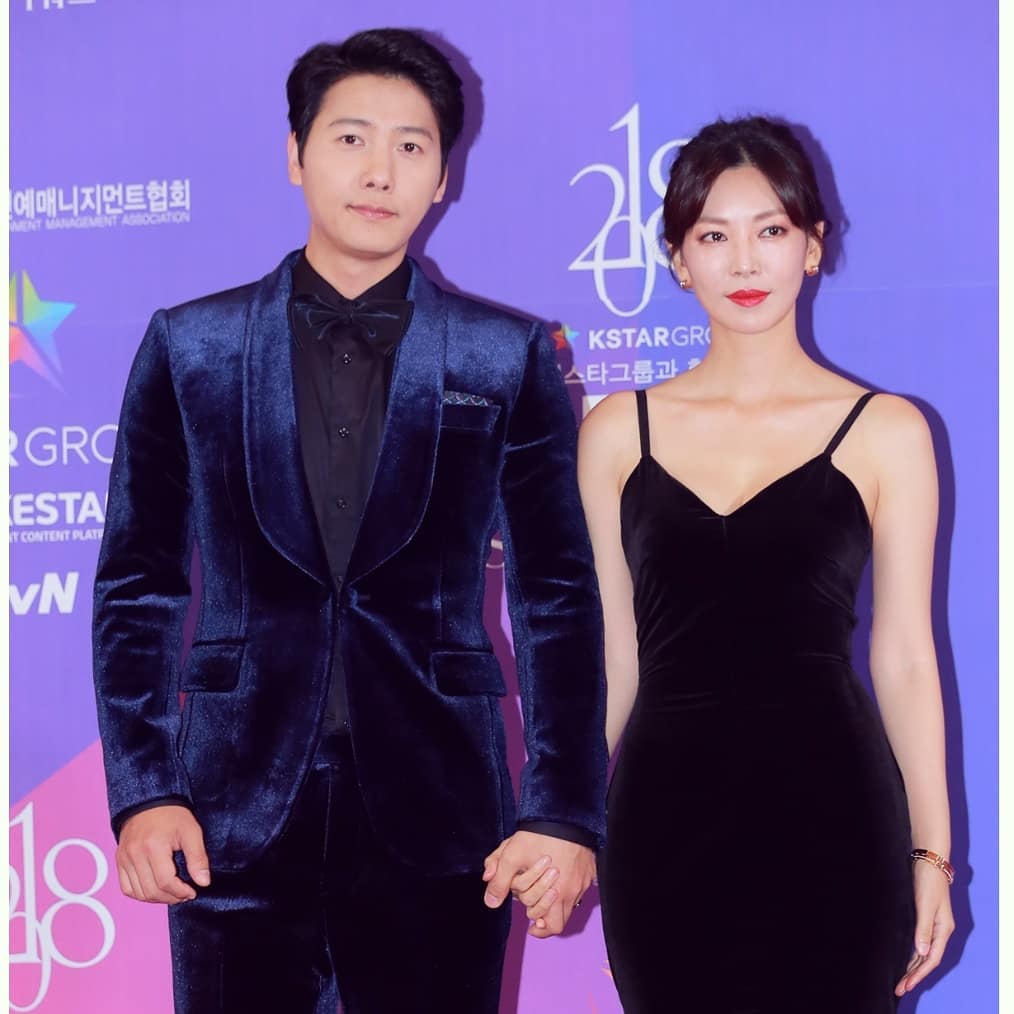 金素妍李尚禹夫妇无论怎么穿都如胶似漆演绎颜值夫妇