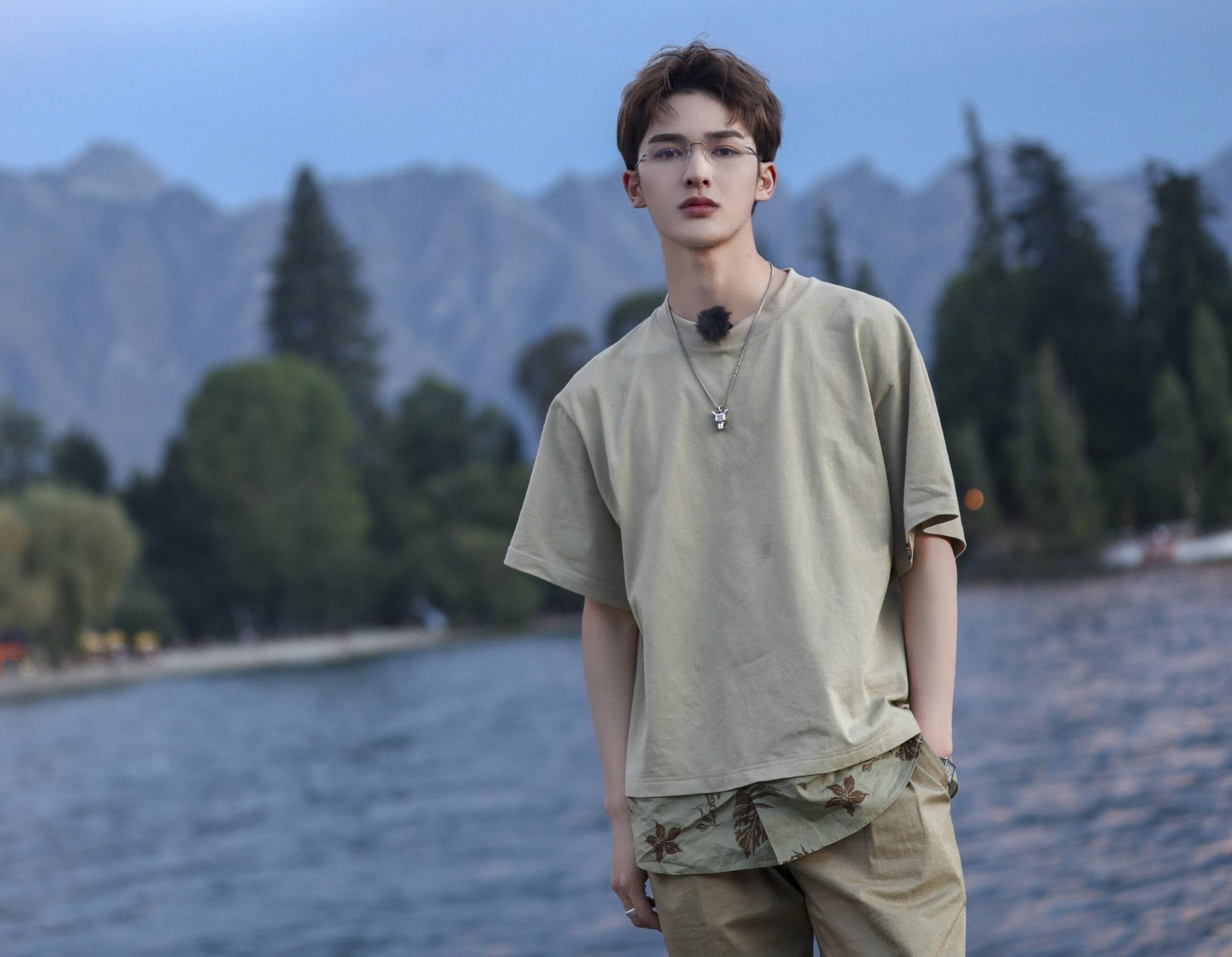 萧敬腾怀疑乐华七子身高,现场脱鞋比较,黄明昊